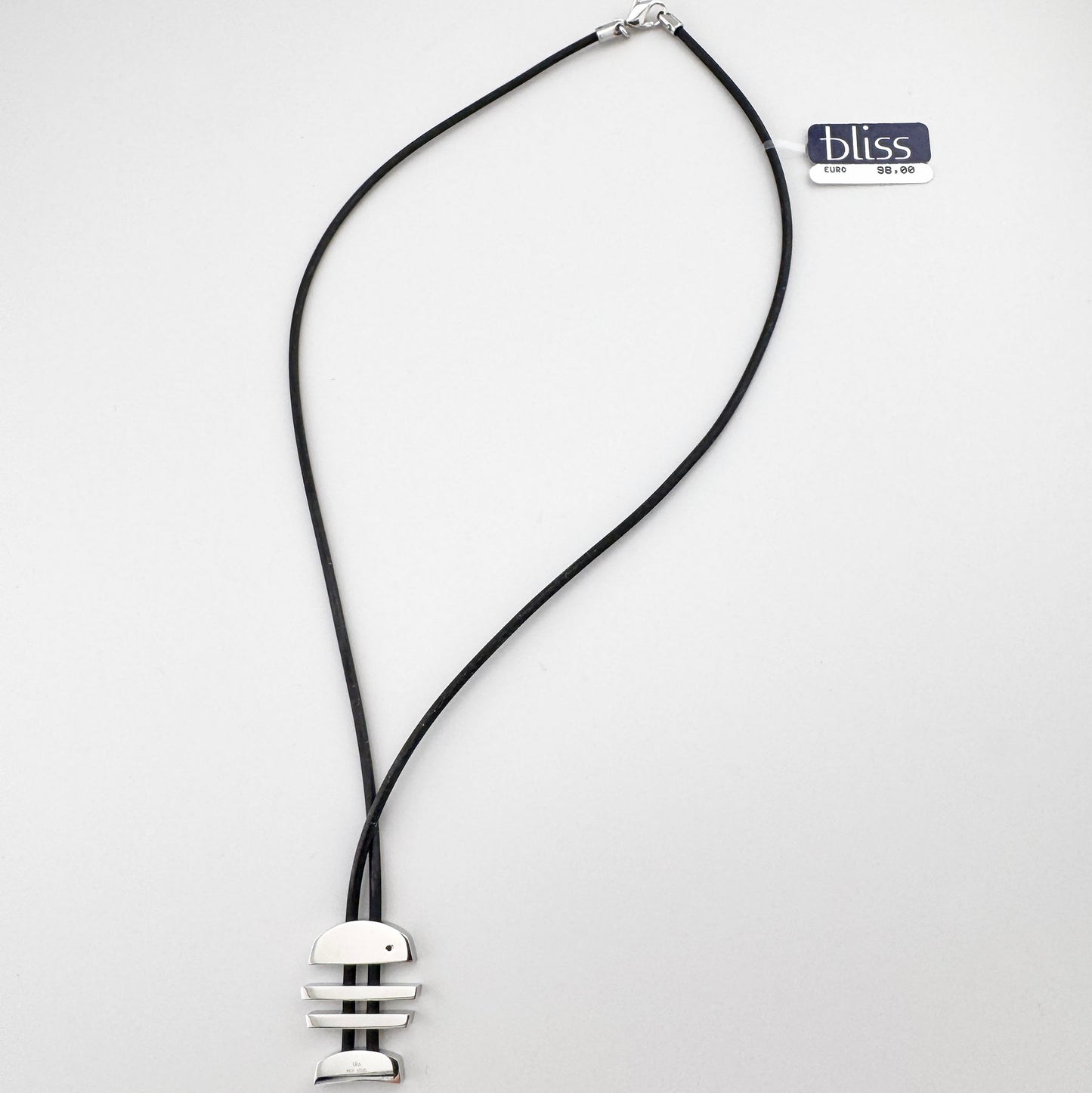 Collar geométrico con colgante de acero y carácter contemporáneo