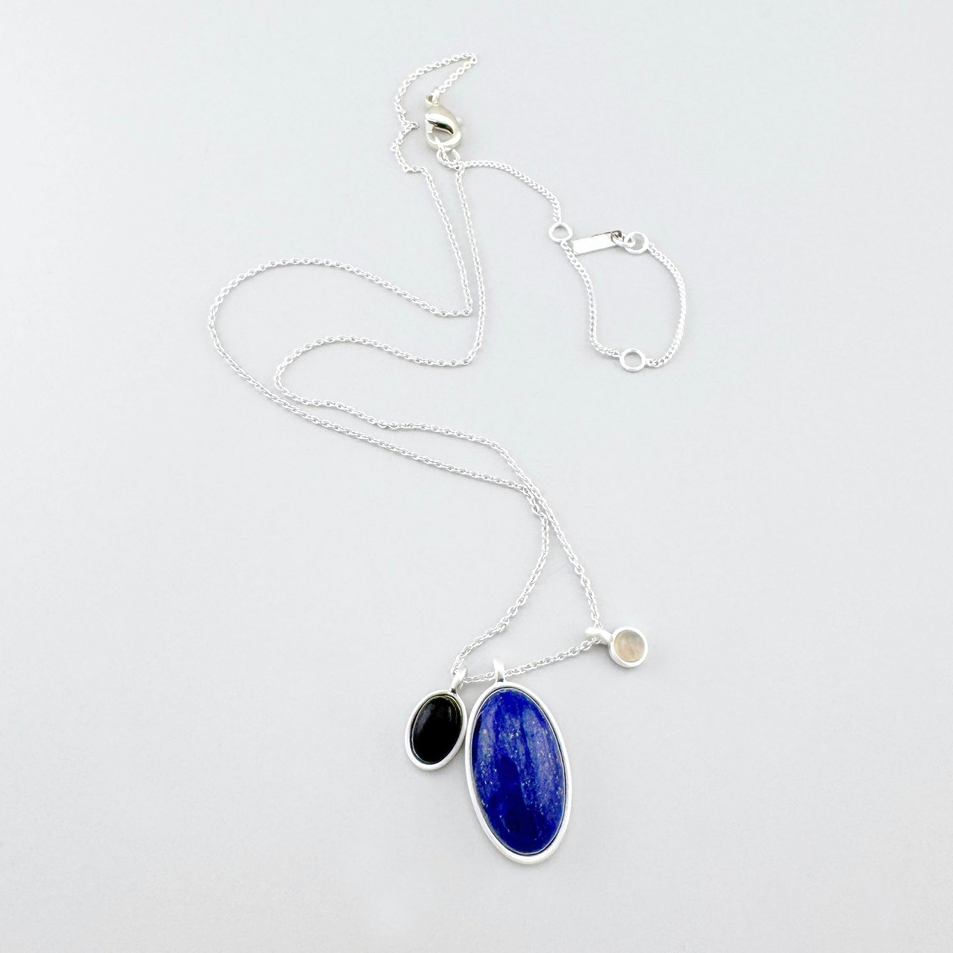 Collier Pilgrim argenté avec lapis lazuli, agate noire et quartz gris