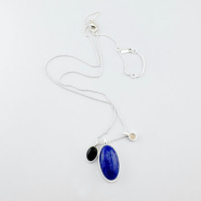Collier Pilgrim argenté avec lapis lazuli, agate noire et quartz gris