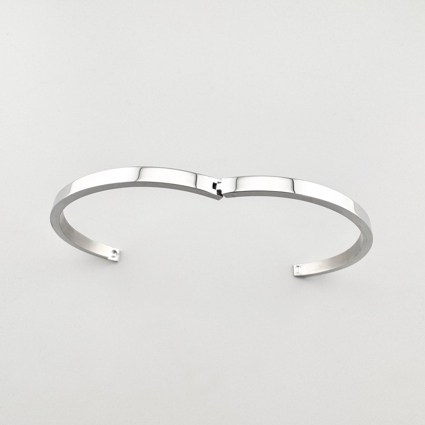 Minimalistisches Armband Maravillas mit klarer Geometrie und offenem Verschluss