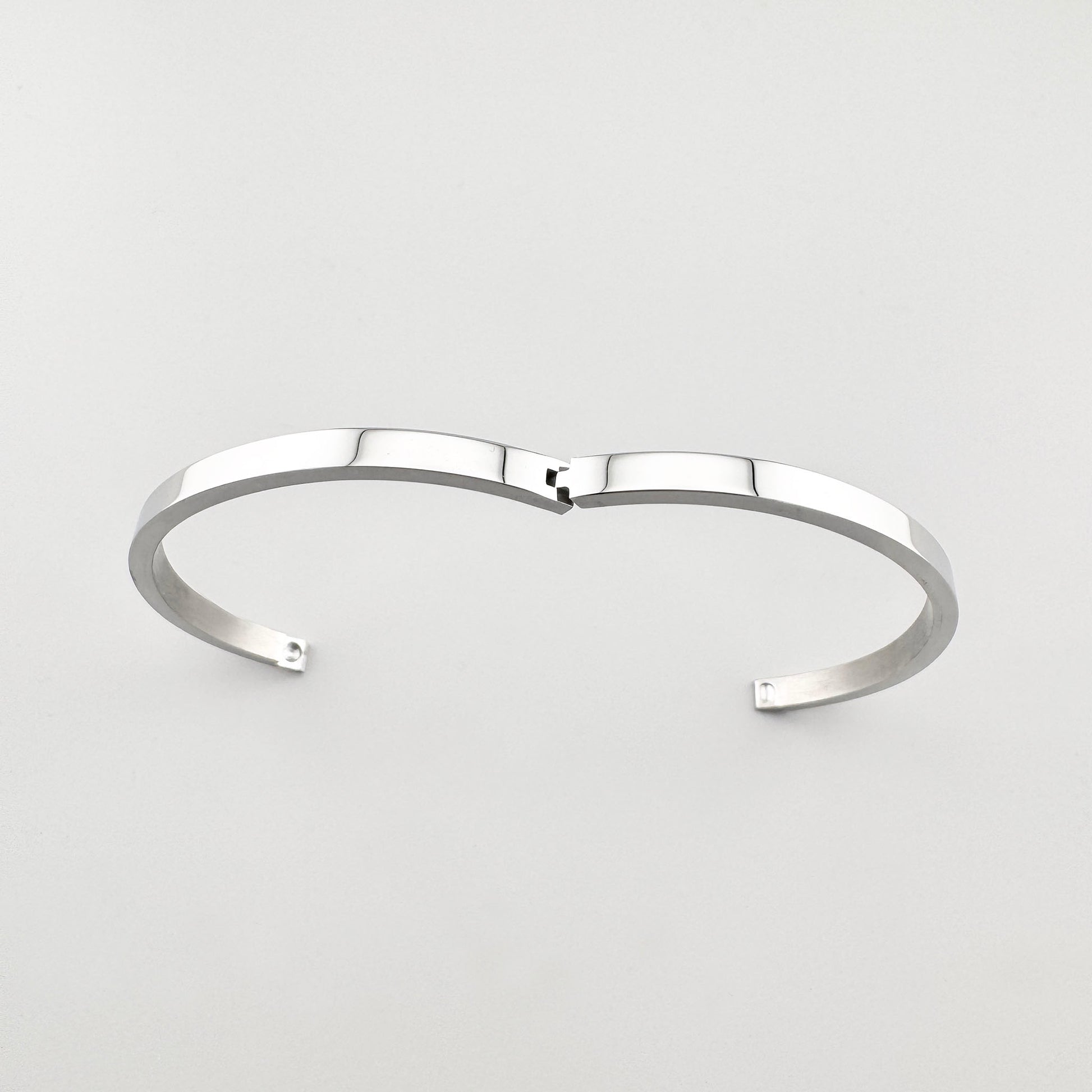 Minimalistisches Armband Maravillas mit klarer Geometrie und offenem Verschluss