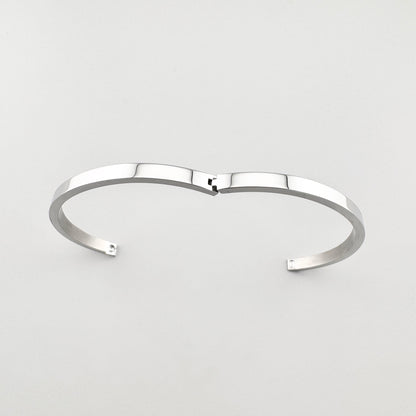 Minimalistisches Armband Maravillas mit klarer Geometrie und offenem Verschluss