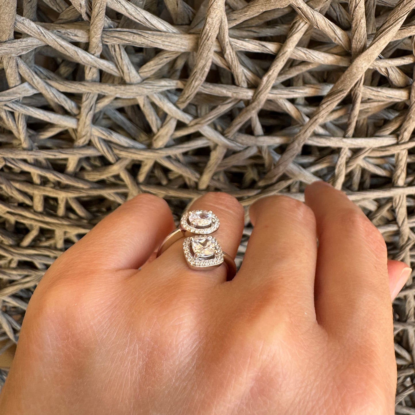 Bague ouverte Bliss Gioielli avec cyrkonias portée au doigt