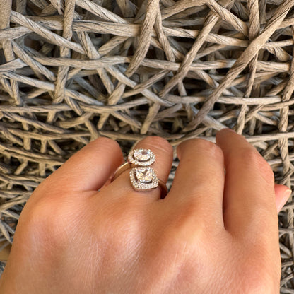 Bague ouverte Bliss Gioielli avec cyrkonias portée au doigt