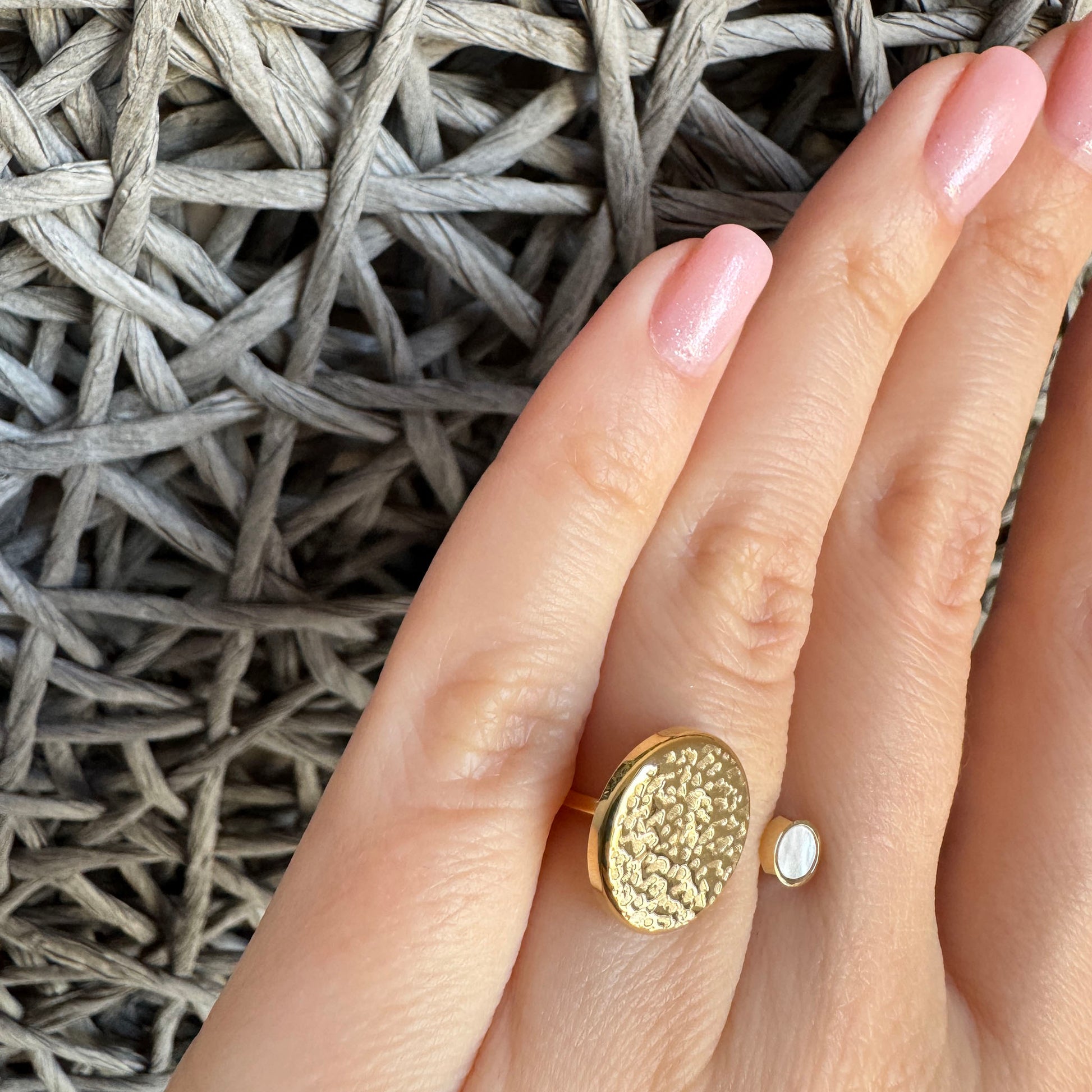 IRL-Ring offen vergoldet mit rundem Dekor und Perlmutt elegant kombiniert