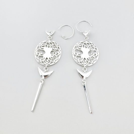 Ażurowe kolczyki Pilgrim z polerowaną powierzchnią, gra refleksów i długie, smukłe linie