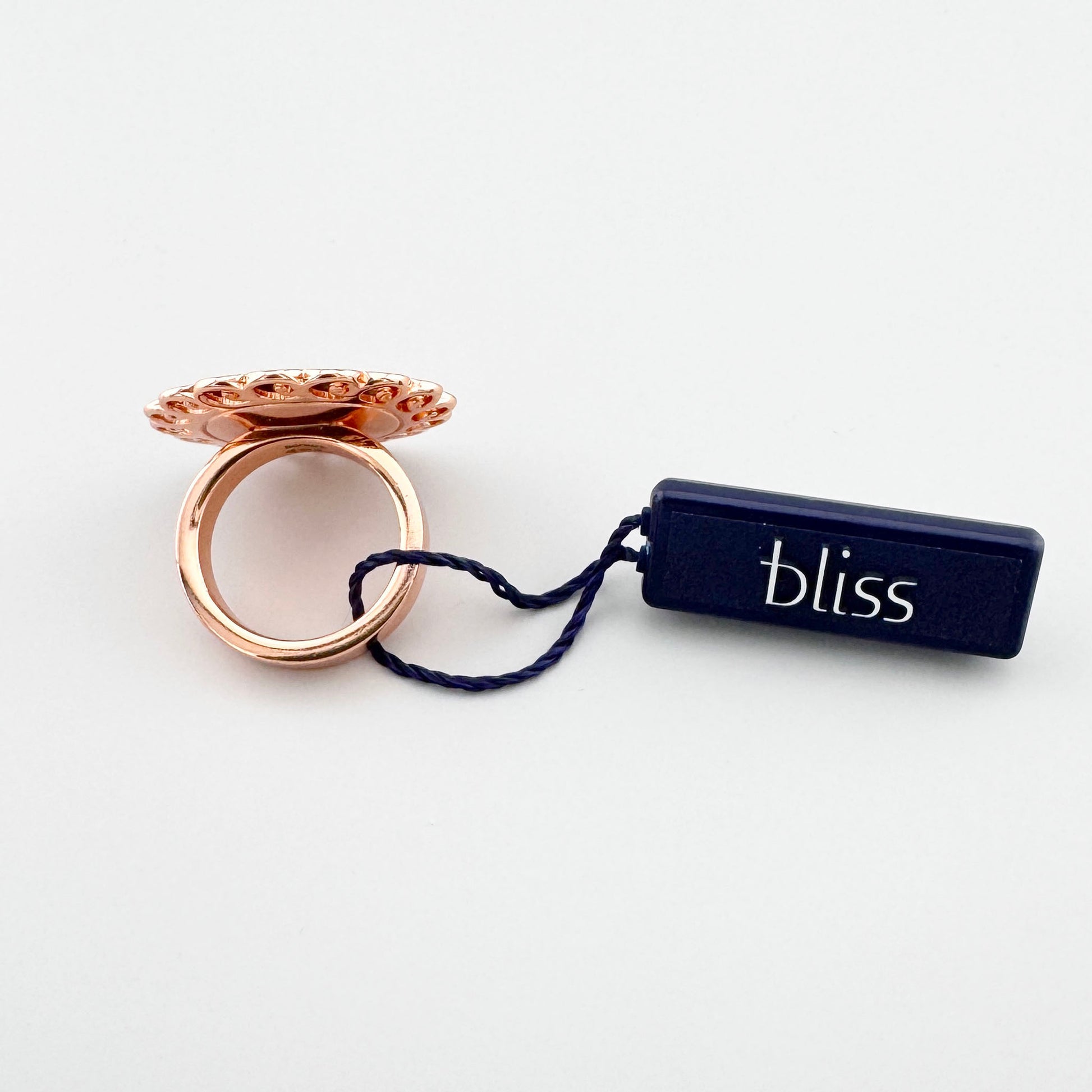 Ajourierter Ring Bliss Gioielli mit dekorativem Rand von der Seite