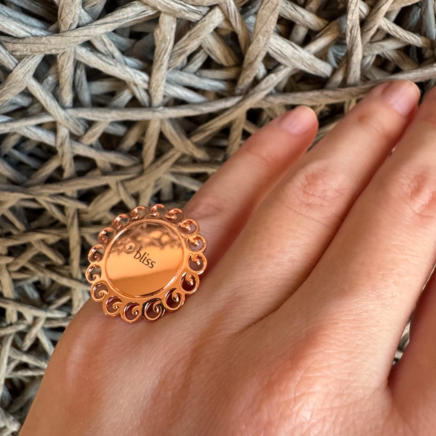 Bague ajourée Bliss Gioielli en métal rose portée à la main