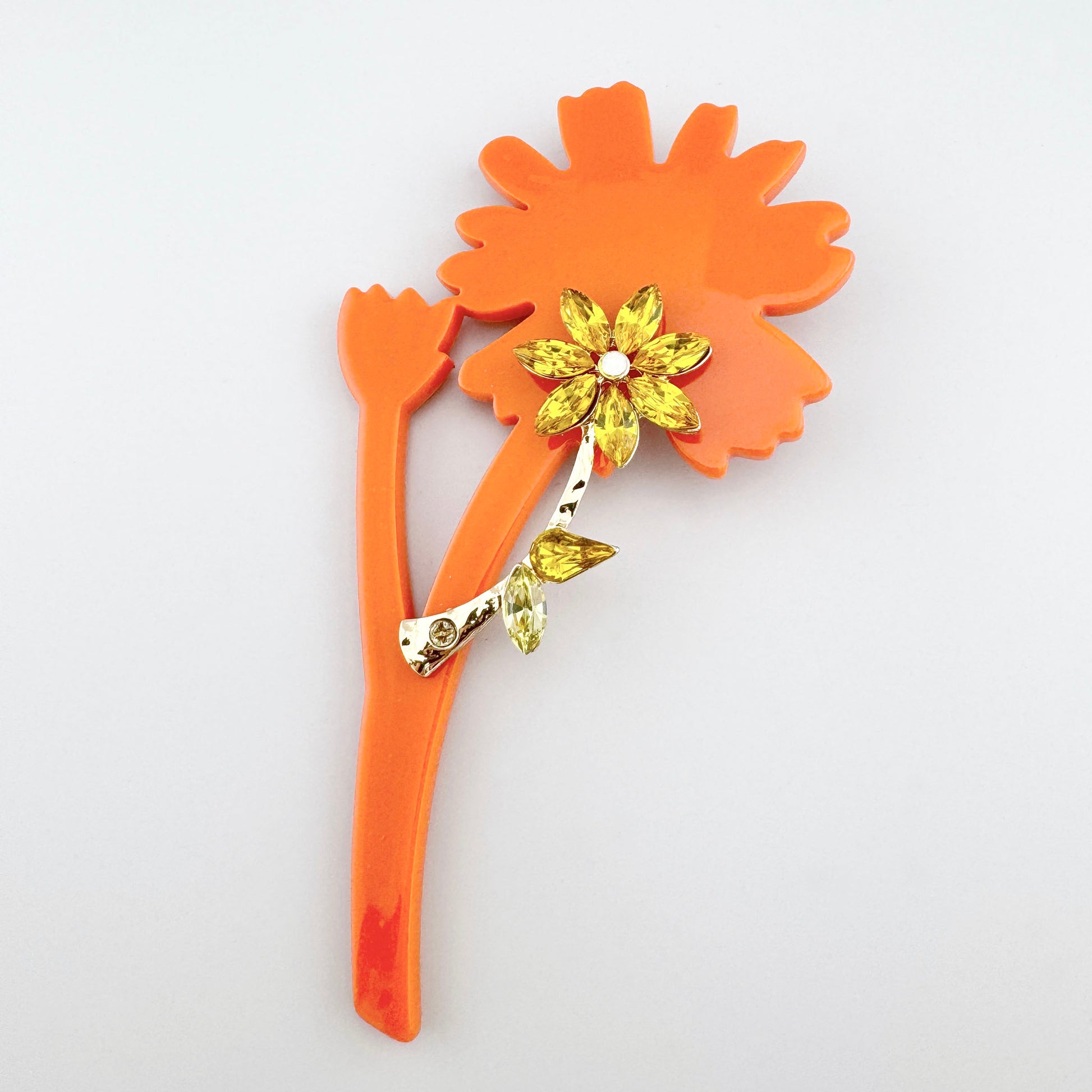 Broszka kwiatowa z kryształkami Sonata w pomarańczowym kolorze i gałązką
