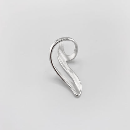 Wellenförmiger Ring mit organischem Design und polierter Oberfläche aus Edelstahl