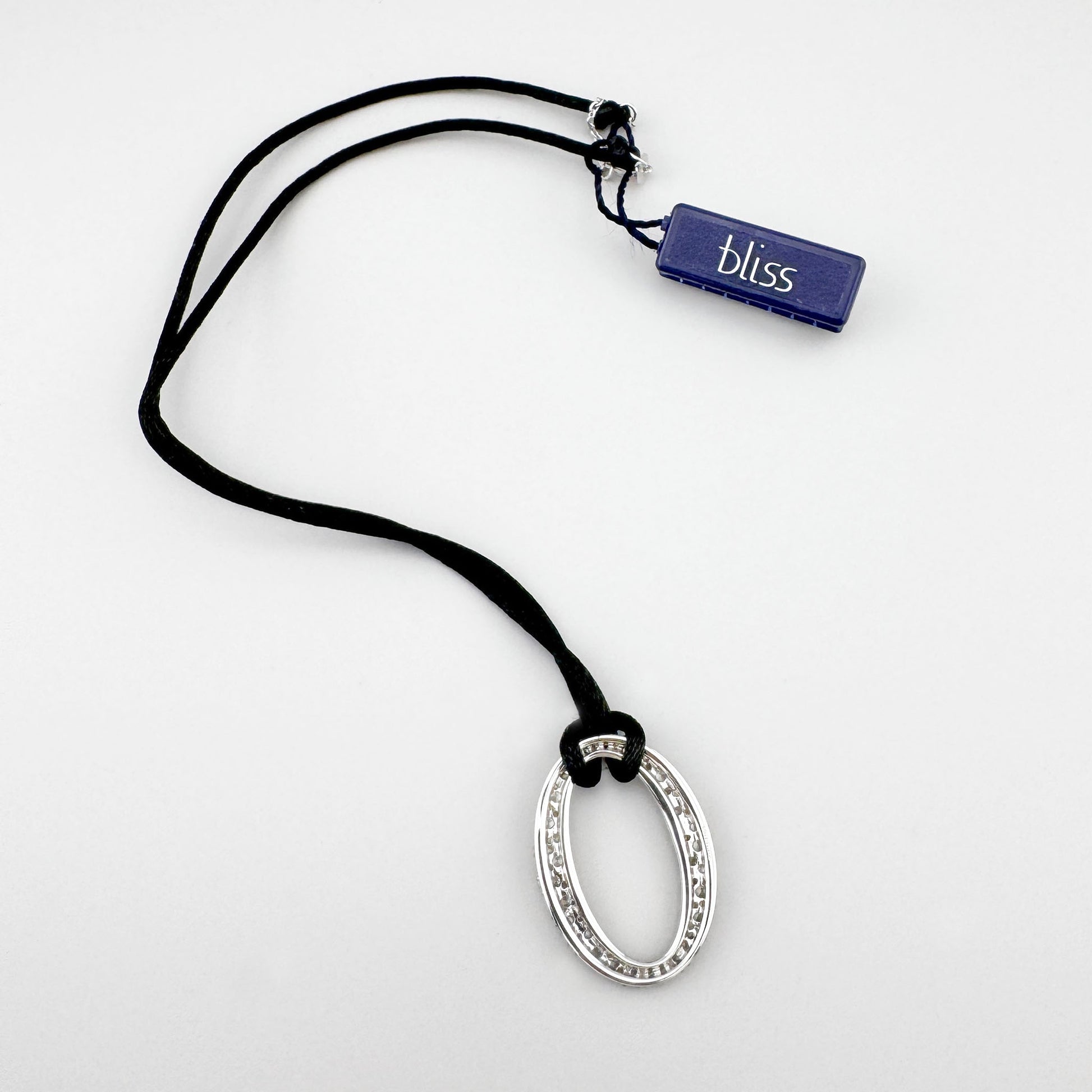 Ovale Halskette mit Zirkonia-Anhänger auf schwarzer Kordel, Studio