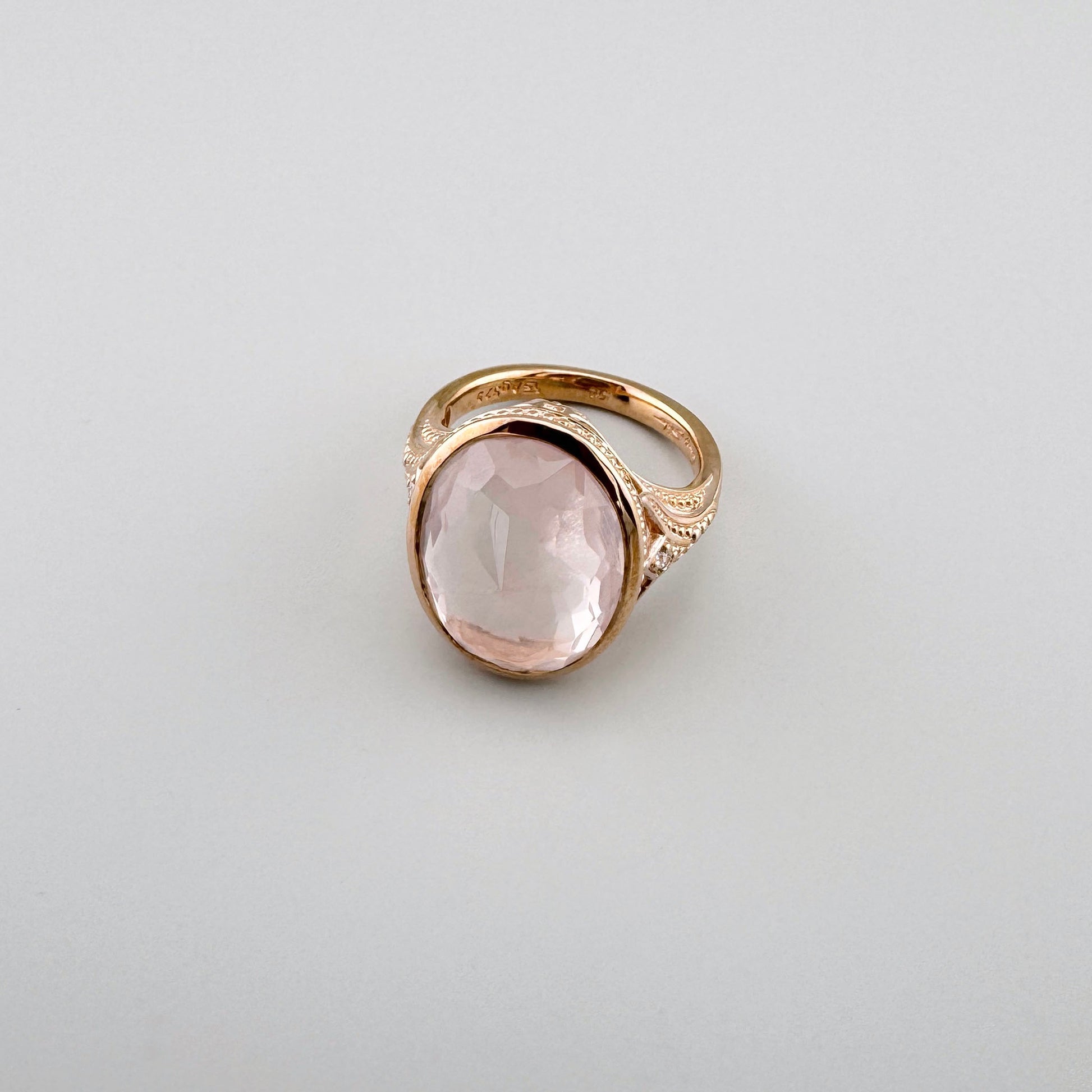 Thomas Sabo silver ring with an oval rose quartz and sparkling zirconia setting
