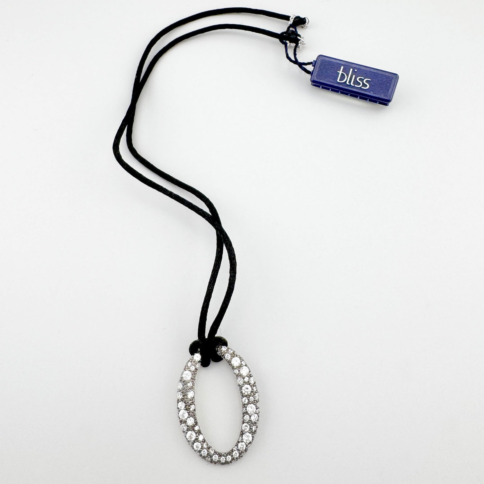 Naszyjnik owalny z cyrkoniami na czarnym sznurku z metką Bliss