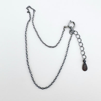 Oxidiertes Silberarmband 925 mit feinen Gliedern und verstellbarer Länge, klarer minimalistischer Look