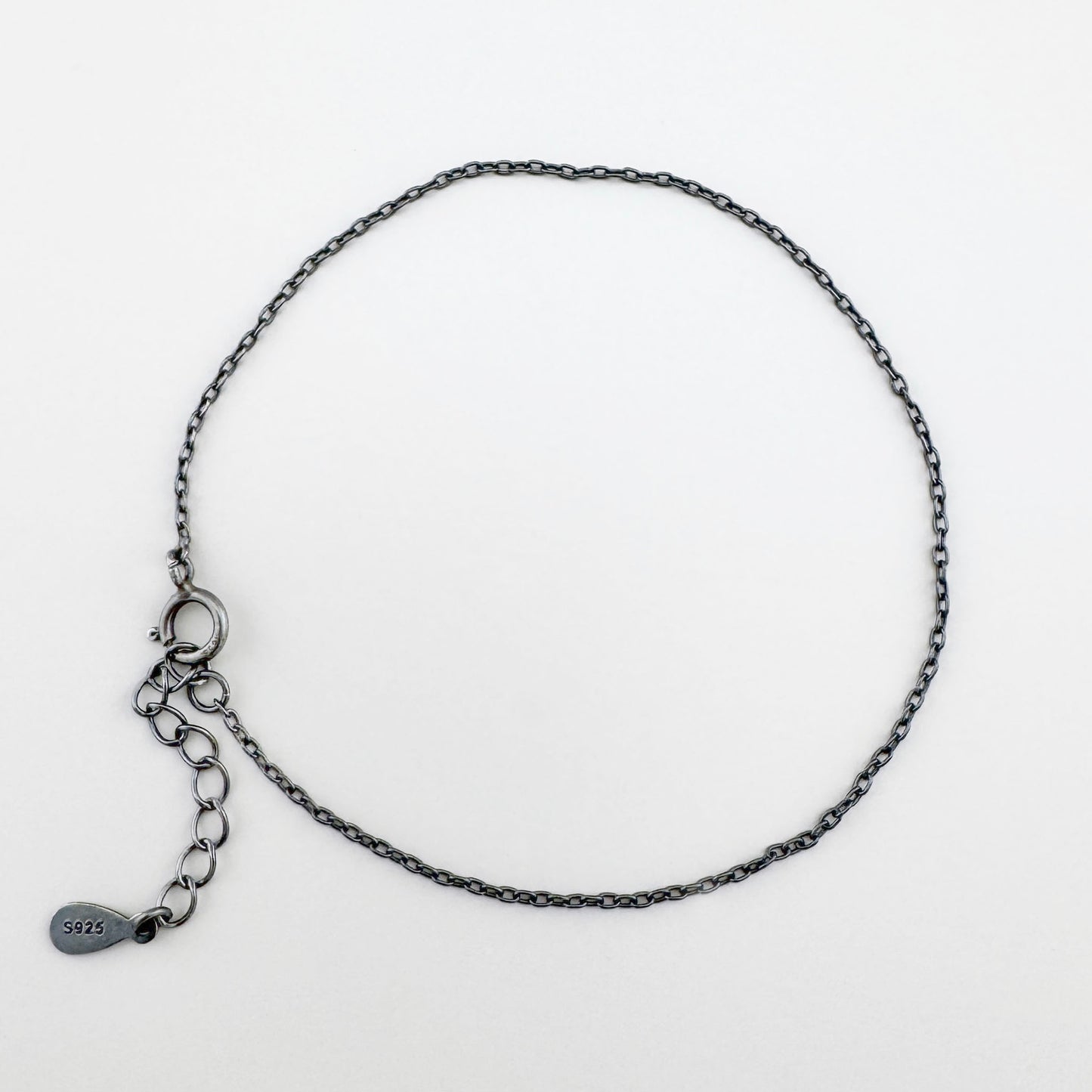 Bracelet chaîne en argent 925 oxydé, maillons fins et longueur réglable pour une allure épurée