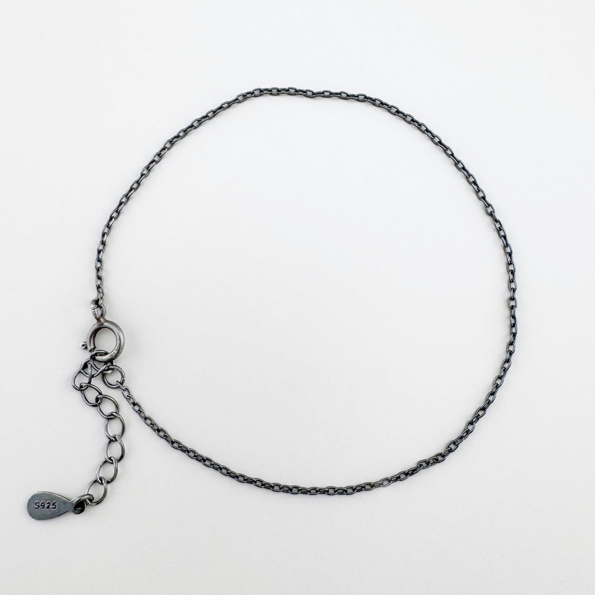 Bracelet chaîne en argent 925 oxydé, maillons fins et longueur réglable pour une allure épurée