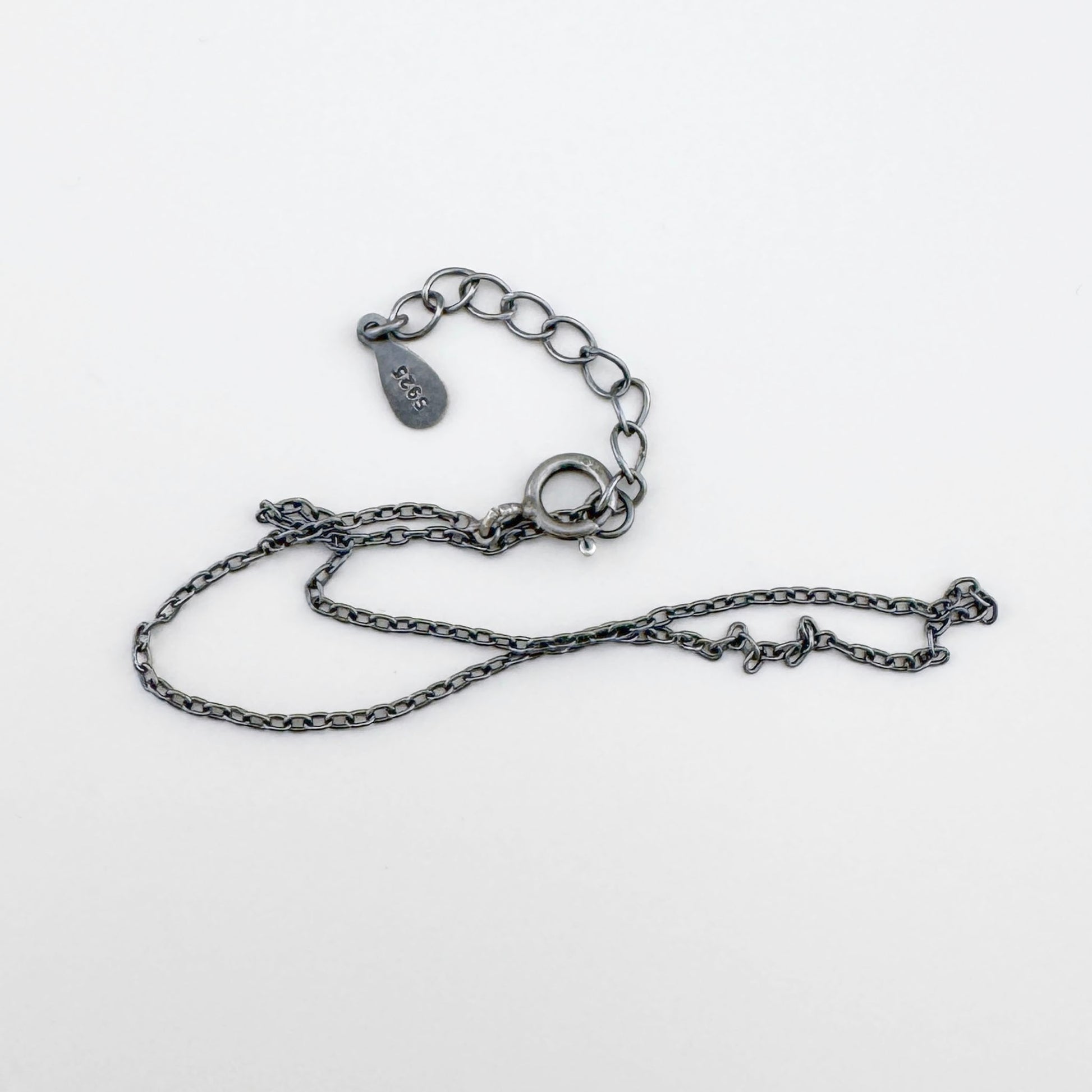 Bransoletka srebrna 925 LULU Copenhagen, oksydowana, drobne ogniwa i regulowane zapięcie w lekkim stylu