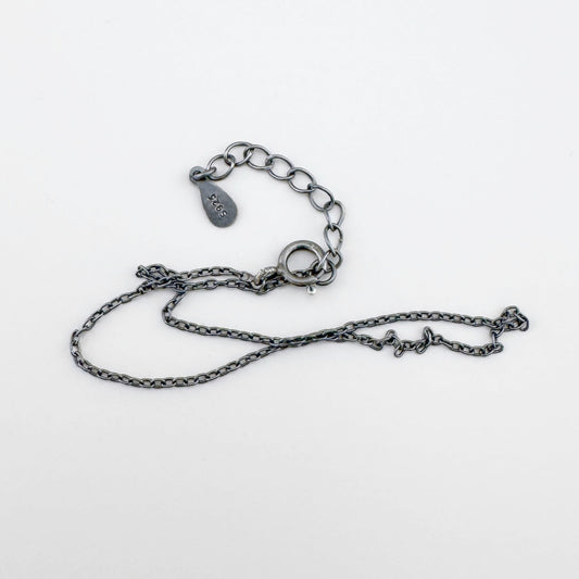 Bransoletka srebrna 925 LULU Copenhagen, oksydowana, drobne ogniwa i regulowane zapięcie w lekkim stylu