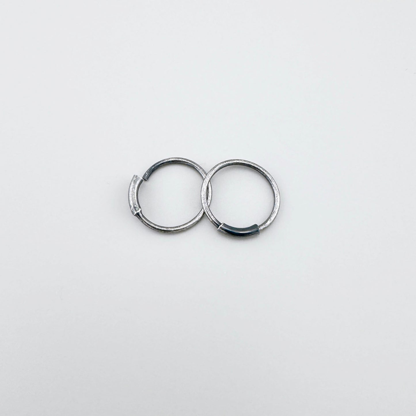 Oksydowane kolczyki srebrne kółka 925, gładka linia i subtelny połysk, minimalistyczny charakter