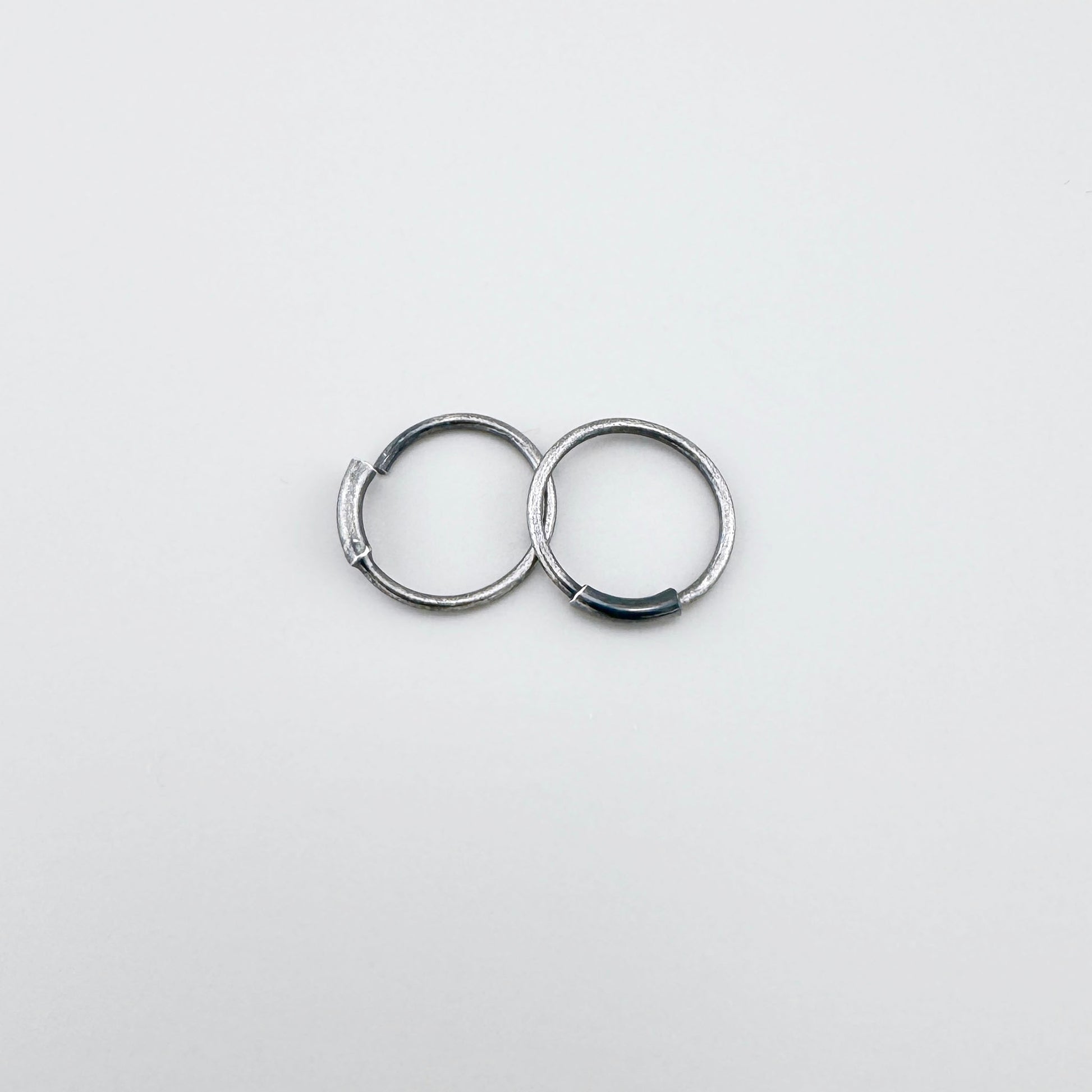 Oksydowane kolczyki srebrne kółka 925, gładka linia i subtelny połysk, minimalistyczny charakter