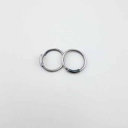 Oksydowane kolczyki srebrne kółka 925, gładka linia i subtelny połysk, minimalistyczny charakter