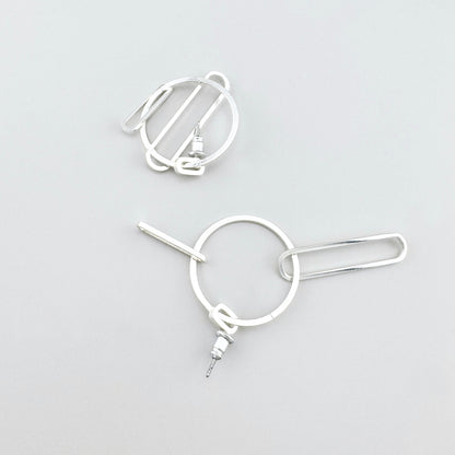 Pendientes geométricos Pilgrim con aro y barra tipo clip, brillo pulido y trazo industrial