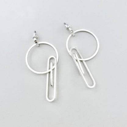 Kolczyki geometryczne Pilgrim z okręgiem i elementem jak spinacz, chłodny połysk