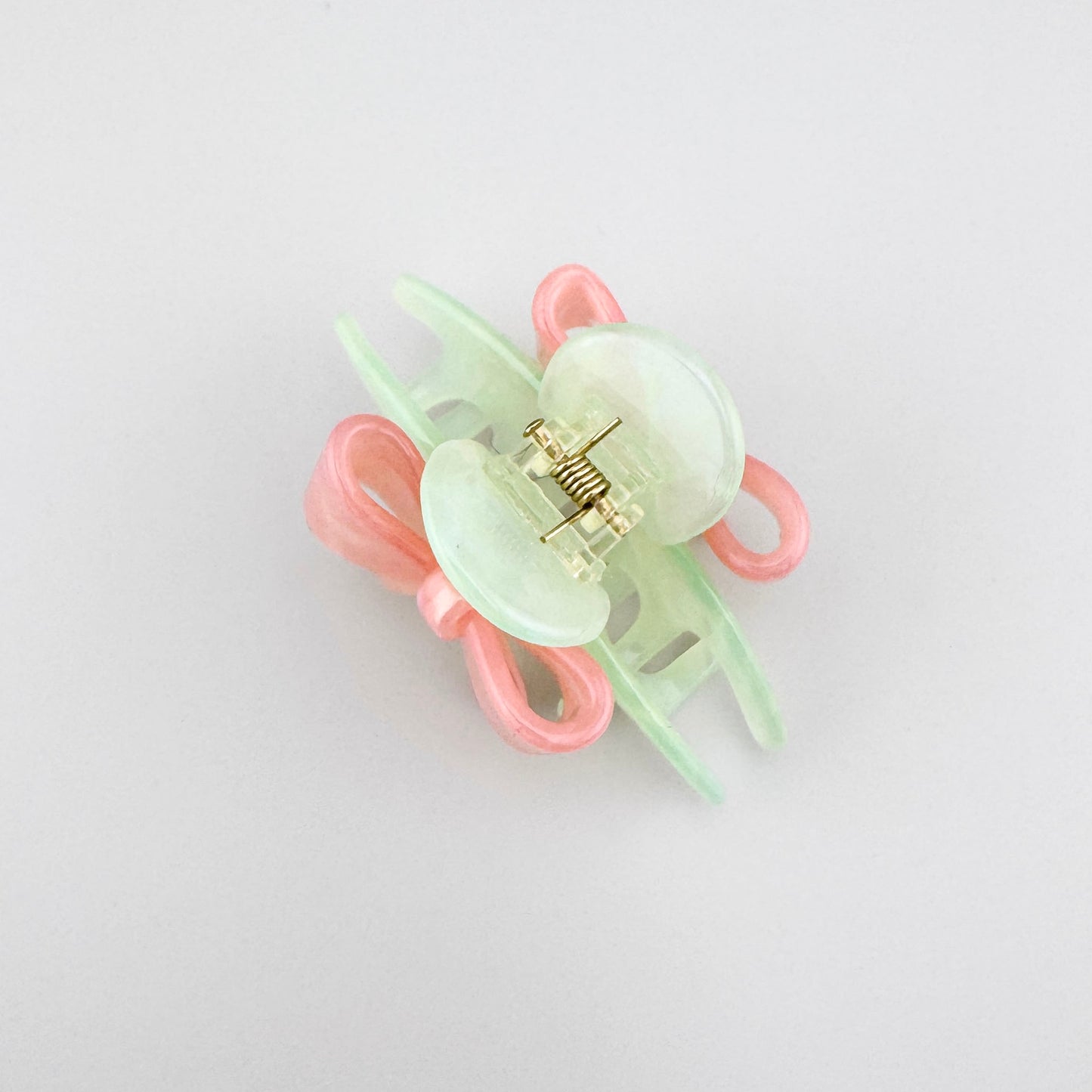 Pince à cheveux pastel avec nœud décoratif et tons rose tendre et menthe