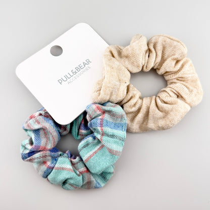 Zestaw scrunchie Pull&Bear w pastelowej kratce i klasycznym beżu z miękkiego materiału