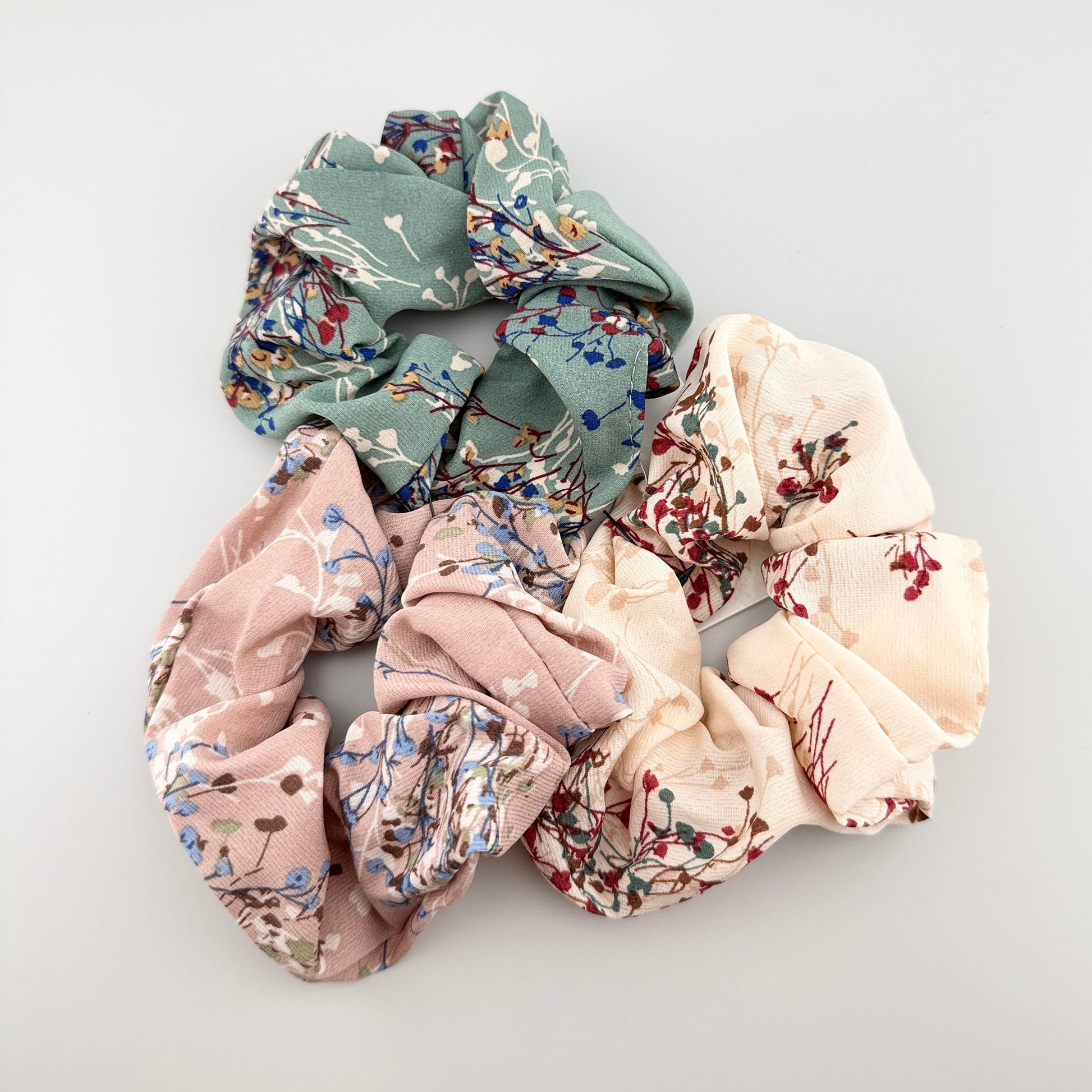 Romantische IRL Scrunchies mit Blumenmustern in Rosa Creme und Salbeigrün