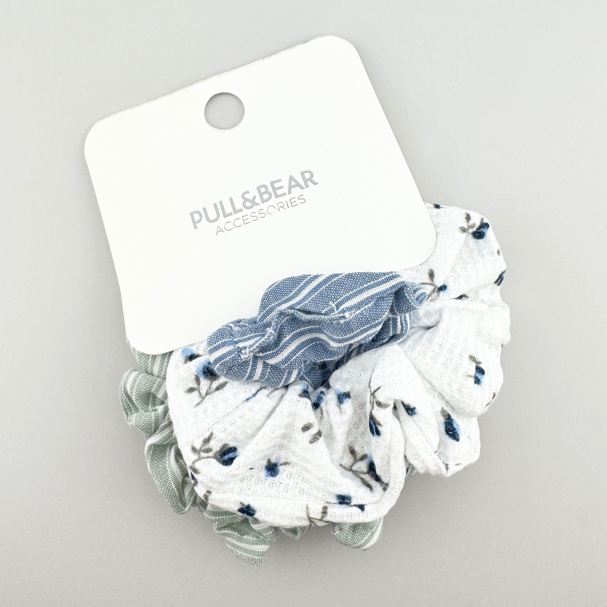 Pastel scrunchie set Pull&Bear in soft blue, white, and green tones