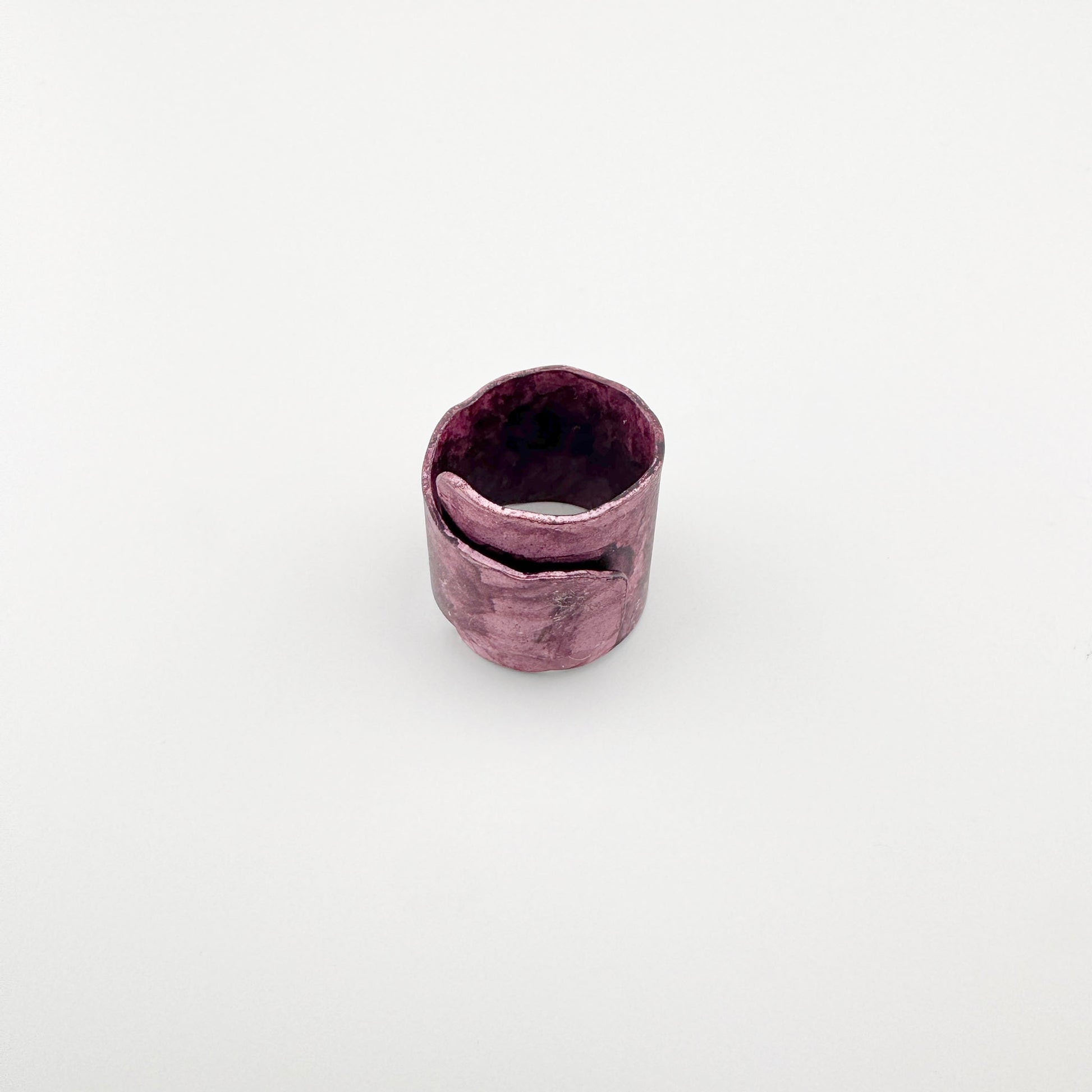 Anillo patinado Sonata con forma ancha y textura irregular