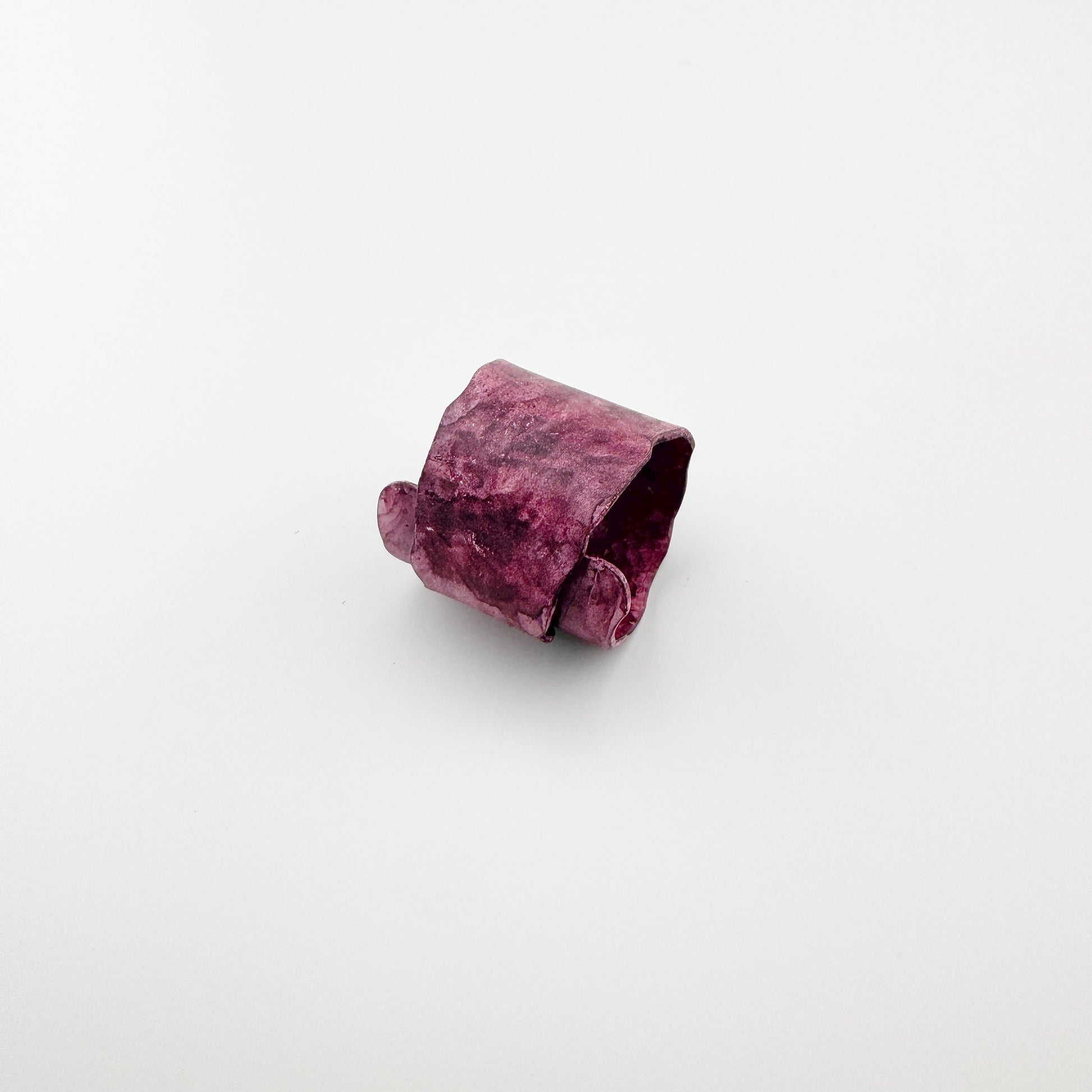 Patynowany pierścionek Sonata o szerokiej formie i burgundowo-fioletowym odcieniu