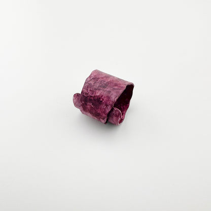 Patynowany pierścionek Sonata o szerokiej formie i burgundowo-fioletowym odcieniu