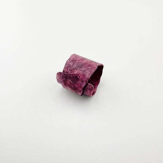 Patynowany pierścionek Sonata o szerokiej formie i burgundowo-fioletowym odcieniu