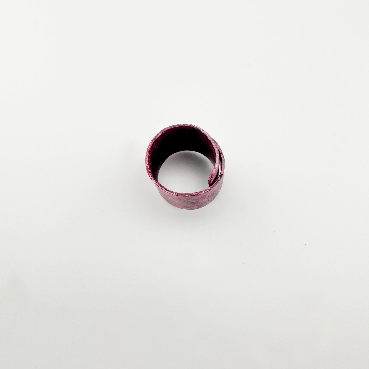 Патинована каблучка Sonata з широкою формою та глибоким бордово-фіолетовим тоном