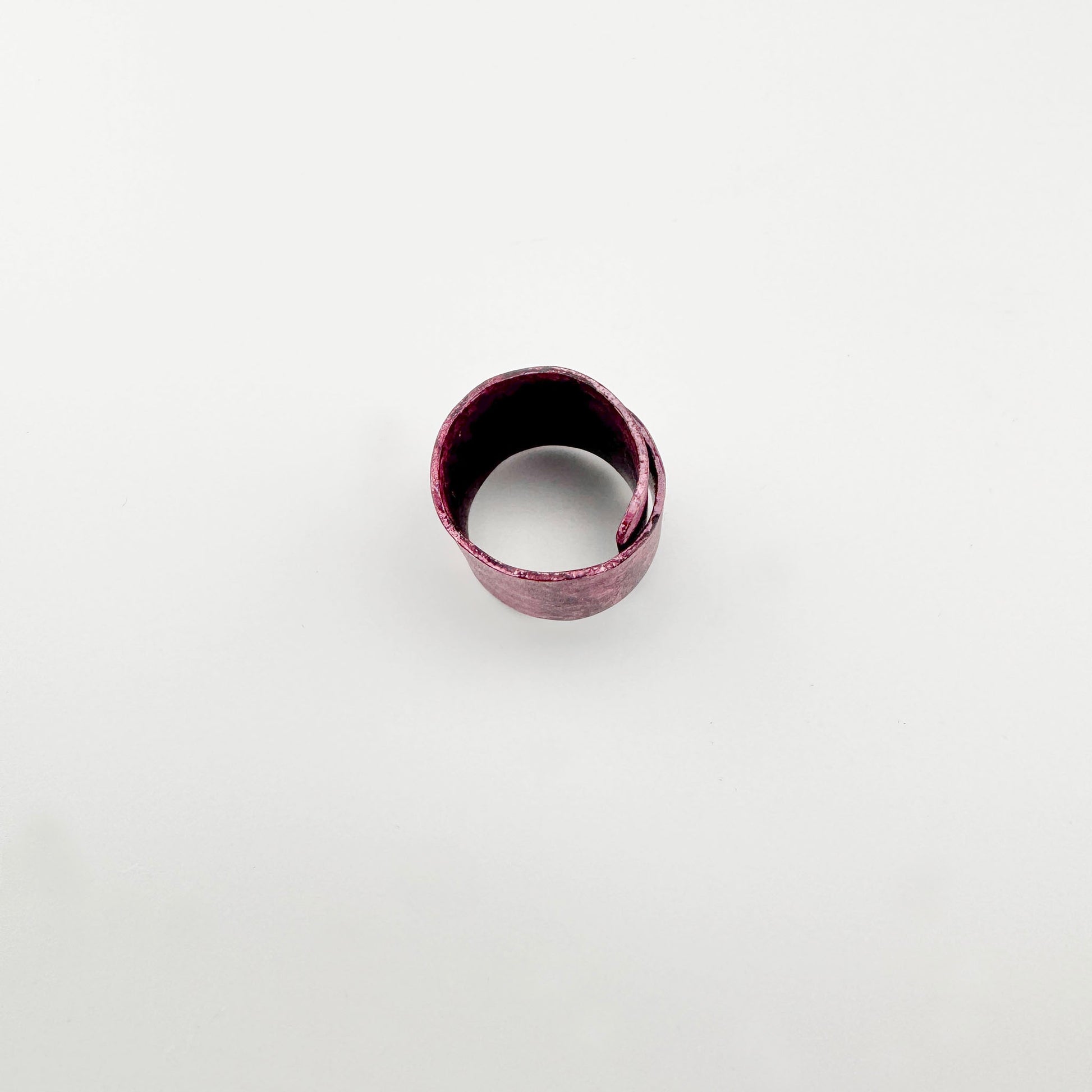 Патинована каблучка Sonata з широкою формою та глибоким бордово-фіолетовим тоном