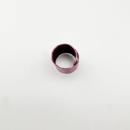 Патинована каблучка Sonata з широкою формою та глибоким бордово-фіолетовим тоном