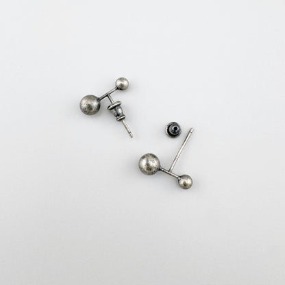 Silberohrringe mit Patina 925, zwei Kugeln in unterschiedlichen Größen, ruhiger minimalistischer Flatlay