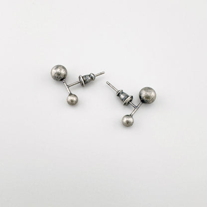 Pendientes de plata con pátina 925 con dos esferas, vista cenital luminosa, estilo minimal industrial