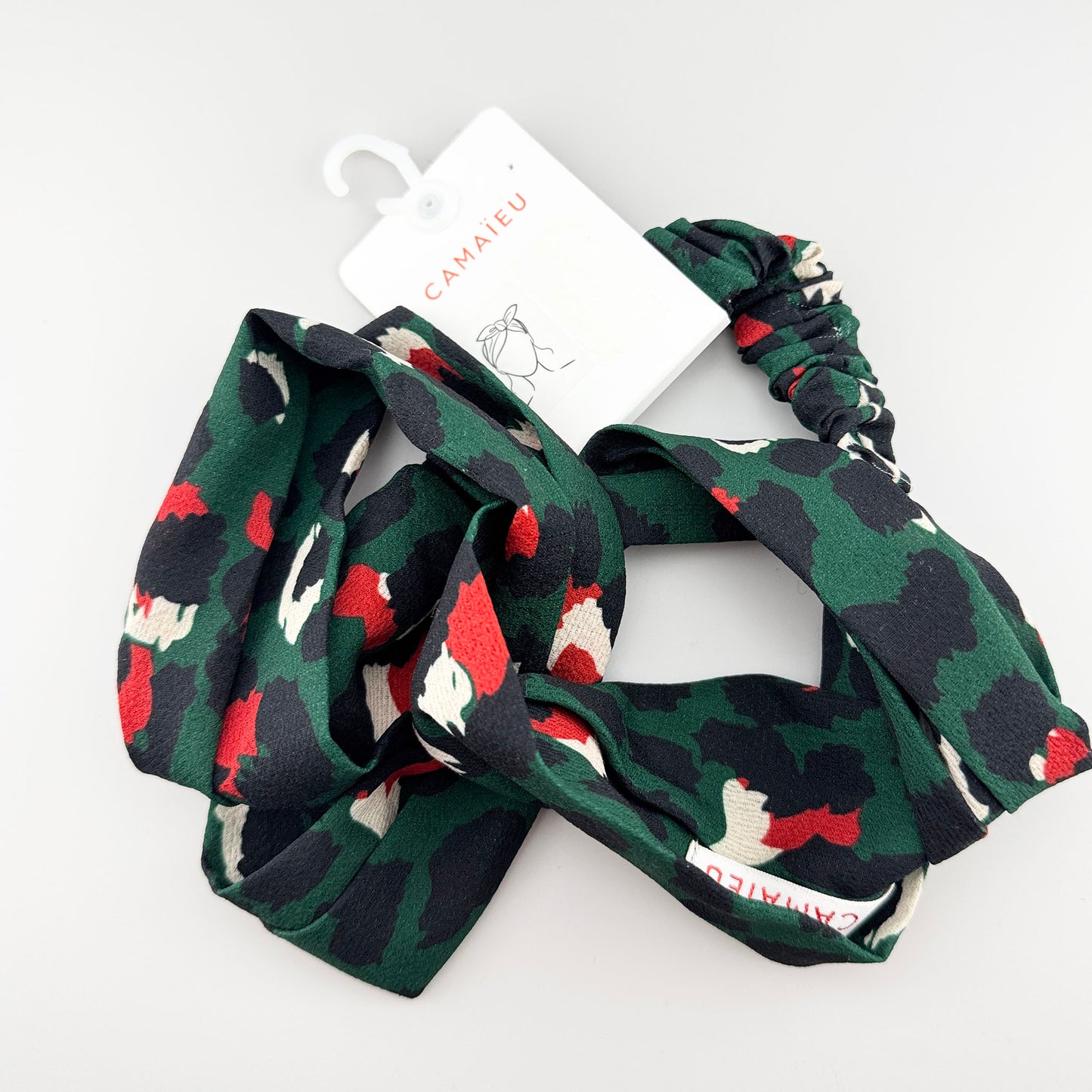 Bandeau vert Camaïeu plié avec motif abstrait rouge, noir et crème