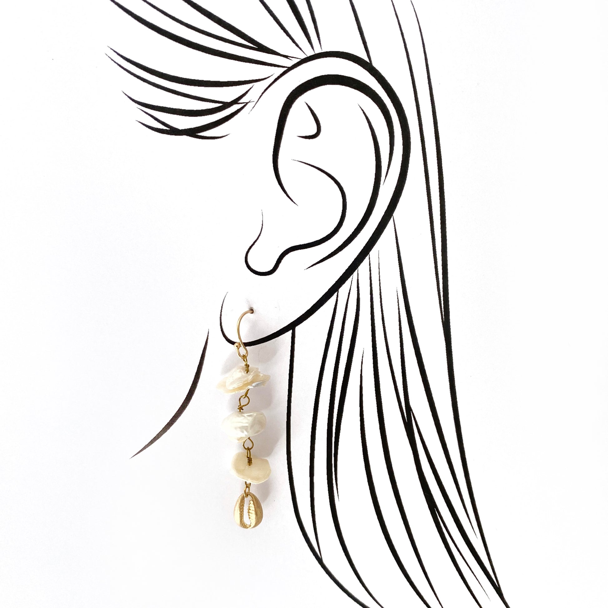Cream-pink baroque pearl earrings with gold hook and shell drop