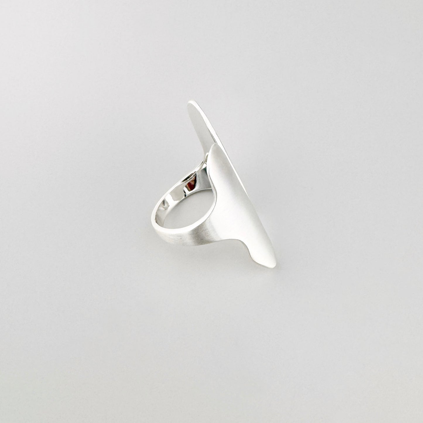 Anillo Pilgrim con diseño abierto y geométrico en metal satinado