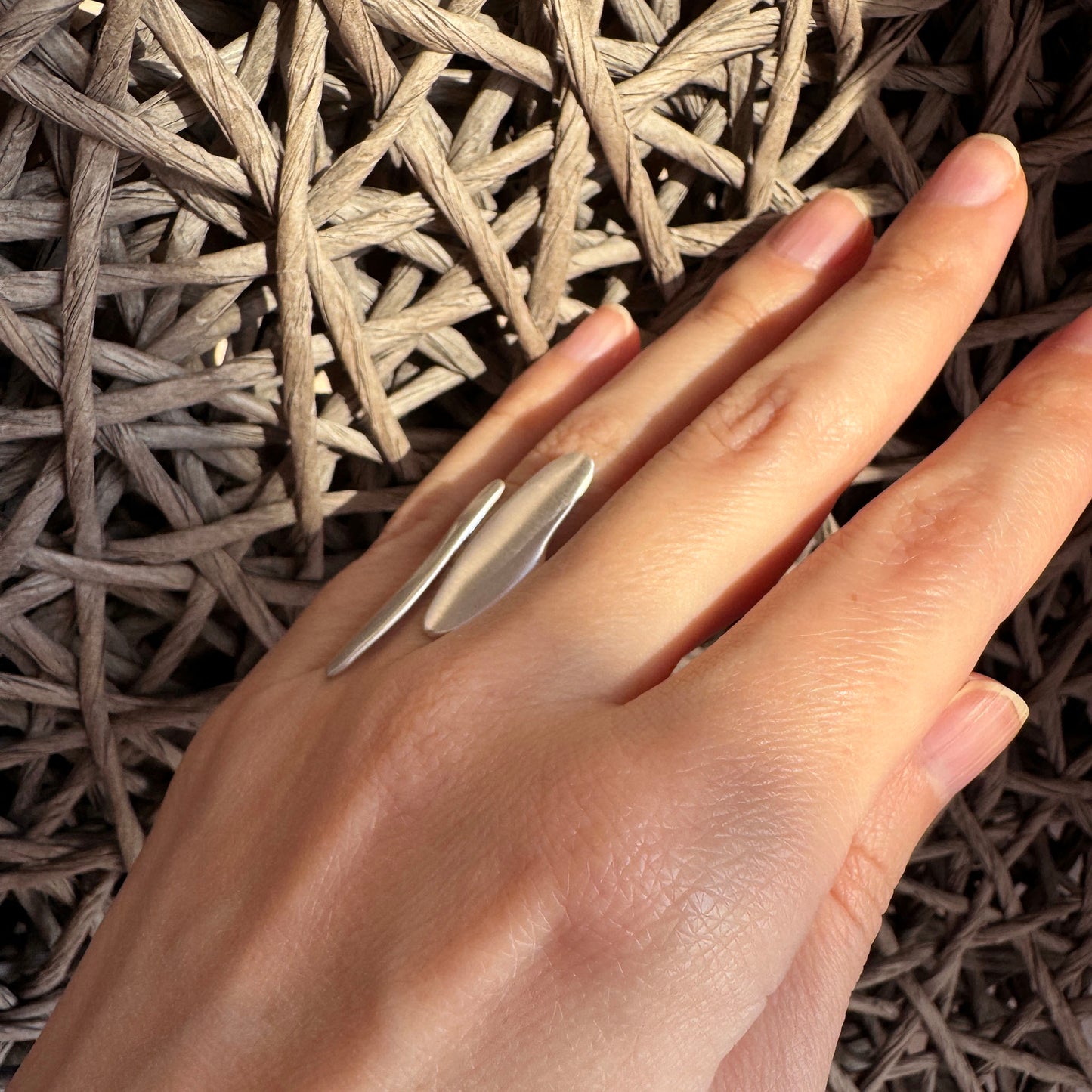 Kunstvoller Pilgrim Ring am Finger mit offener Form und satiniertem Glanz