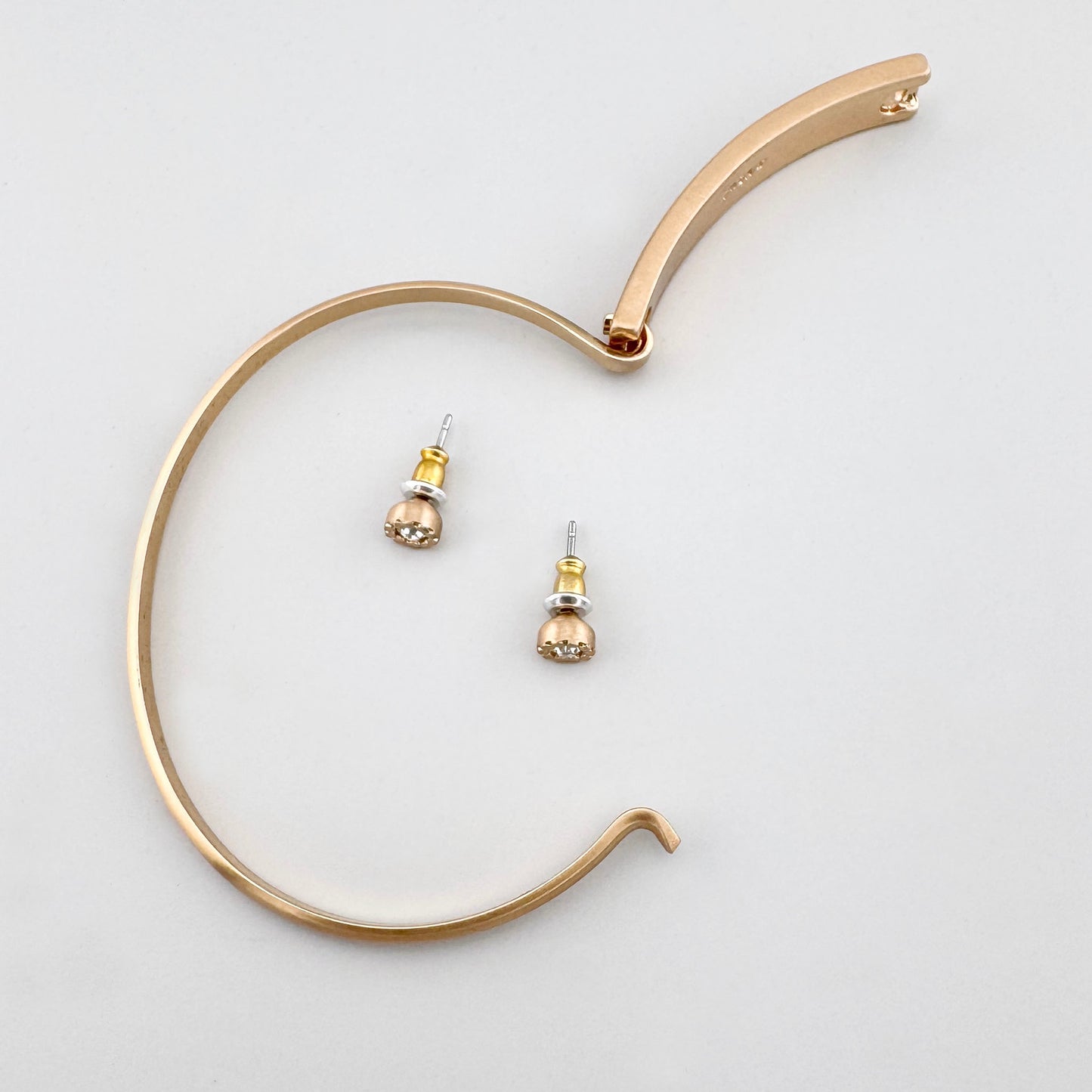 Set Pilgrim avec bracelet à cristaux et petites boucles d’oreilles, détails nets et lumineux