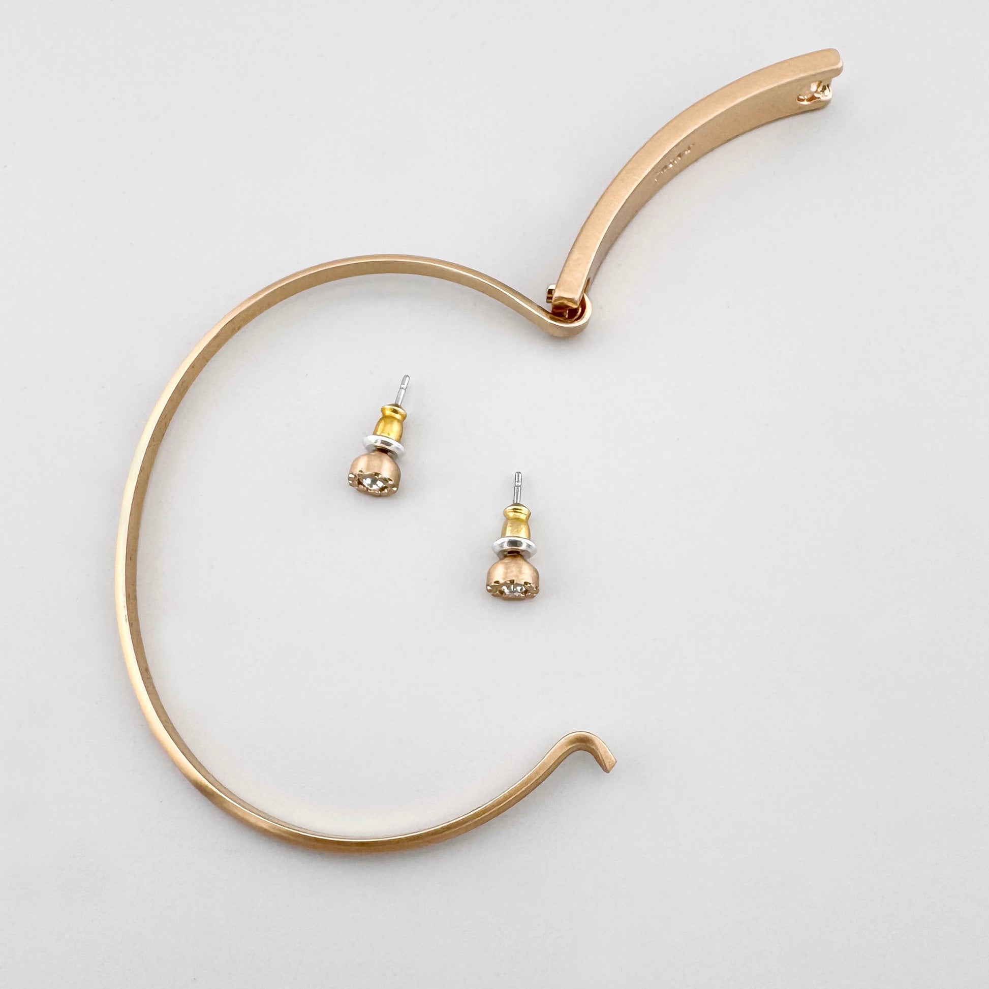 Set Pilgrim avec bracelet à cristaux et petites boucles d’oreilles, détails nets et lumineux