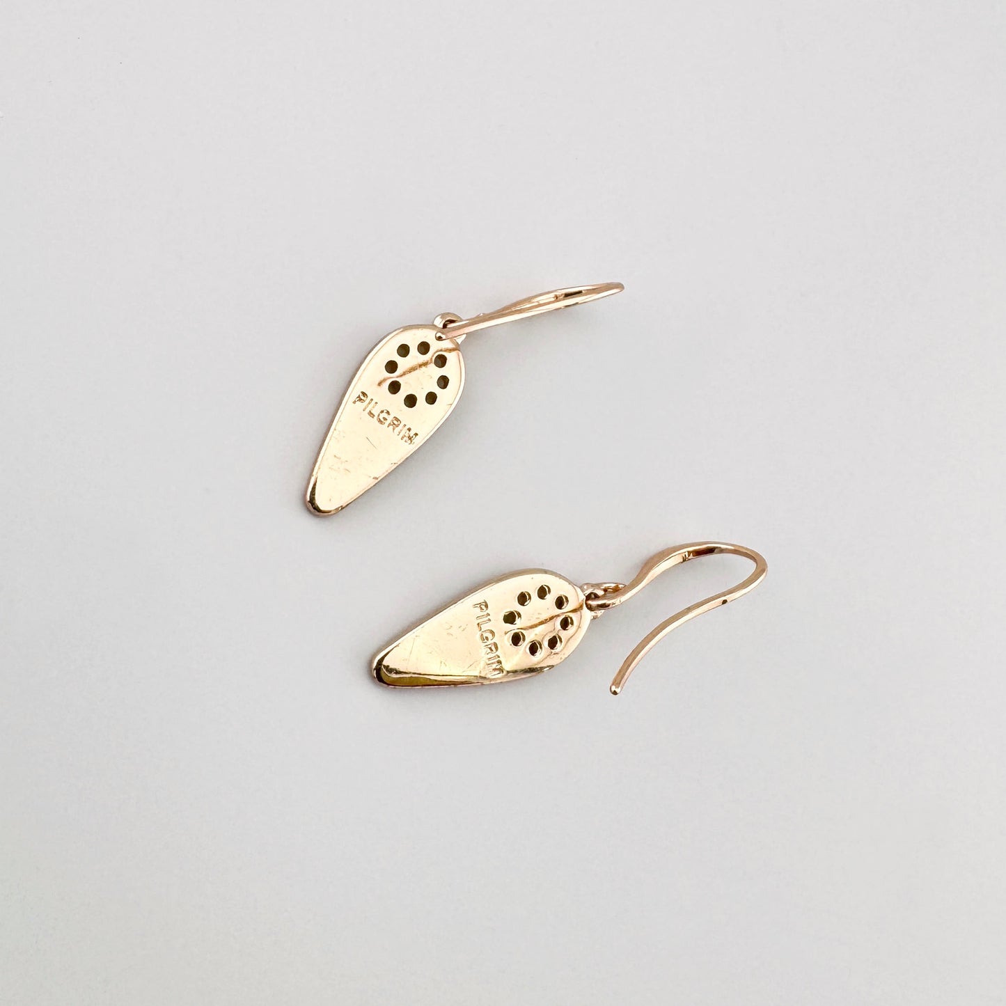 Pilgrim Ohrringe in Roségold-Optik mit klarem Kristall, matt satinierte Tropfen und fein gelochtes Sonnenmotiv