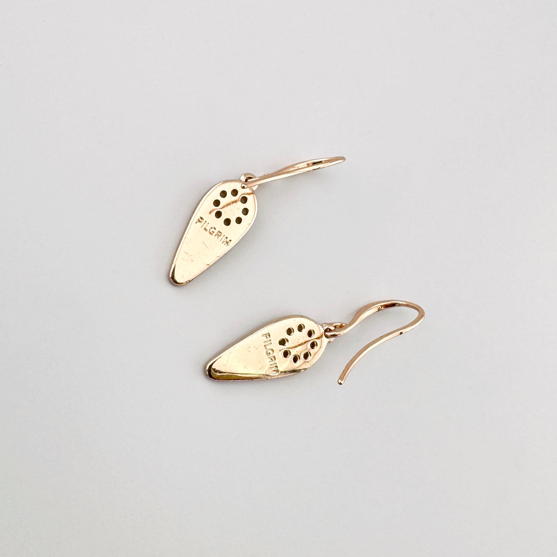 Pilgrim Ohrringe in Roségold-Optik mit klarem Kristall, matt satinierte Tropfen und fein gelochtes Sonnenmotiv