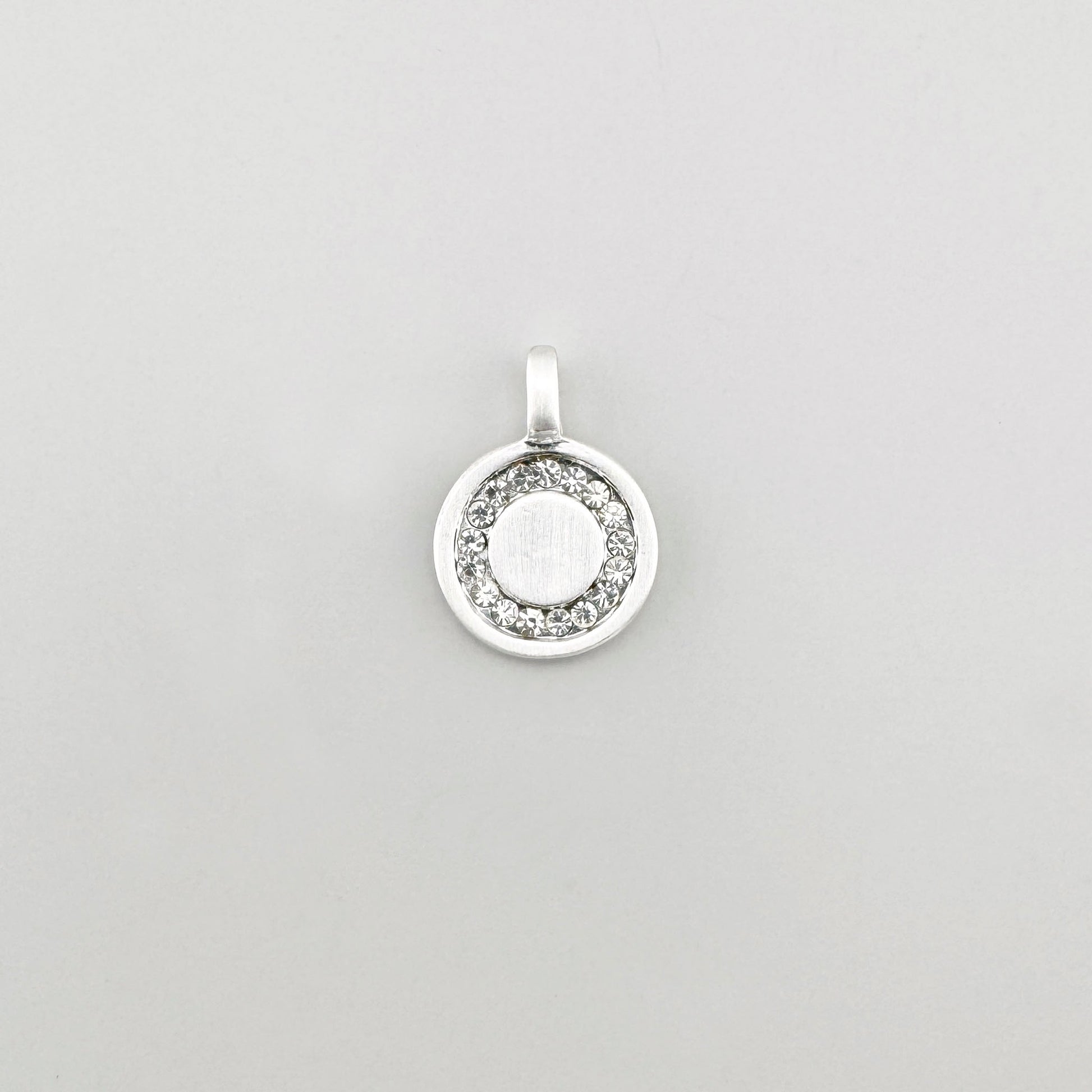 Zawieszka z kryształkami Pilgrim w kolorze srebrnym i satynowym środkiem