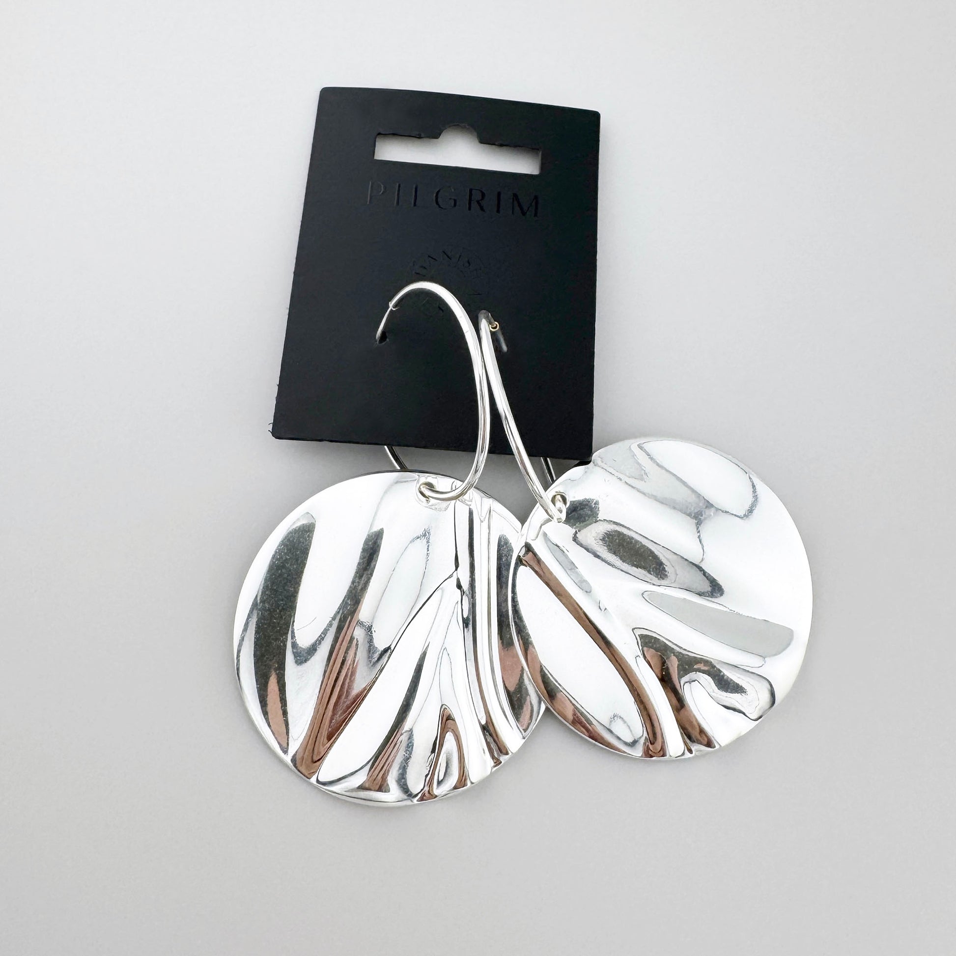 Duże kolczyki dyski Pilgrim z lustrzaną, falującą powierzchnią i rzeźbiarskim efektem